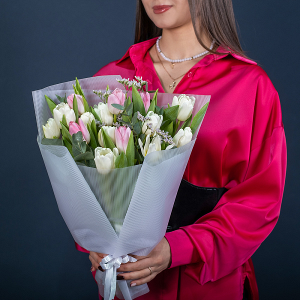 Купить Букет из 15 белых и розовых тюльпанов с зеленью в  с бесплатной доставкой: цена, фото, описание